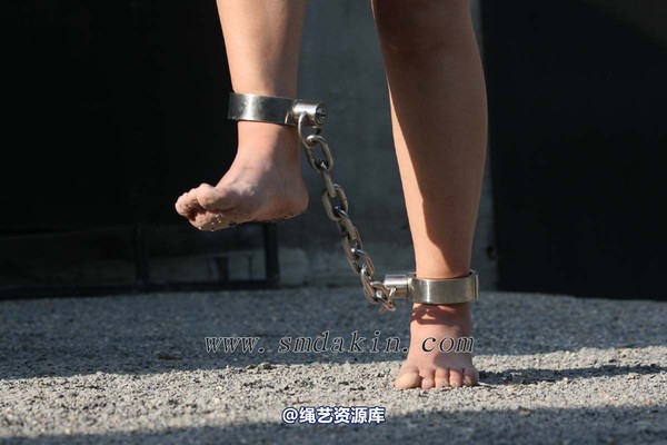 锐度主张 - 石子地上的不锈钢脚镣模特：凌薇 第 52 张图片
