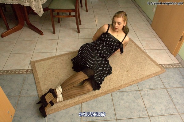 bound-neighbor-girl - Zora - Tied to the ground 第 14 张图片