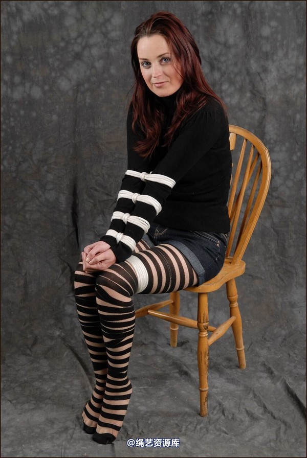 simplytied - Jinx in bondage tights 第 7 张图片