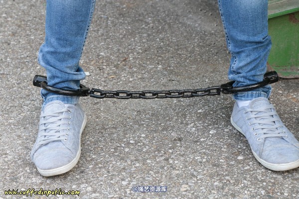 girlsinsteel - Cuffed to a heavy container 第 65 张图片