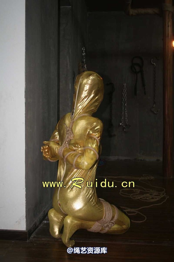 锐度主张 - 20070921第34期 影片胶衣紧缚悬吊图片 第 12 张图片