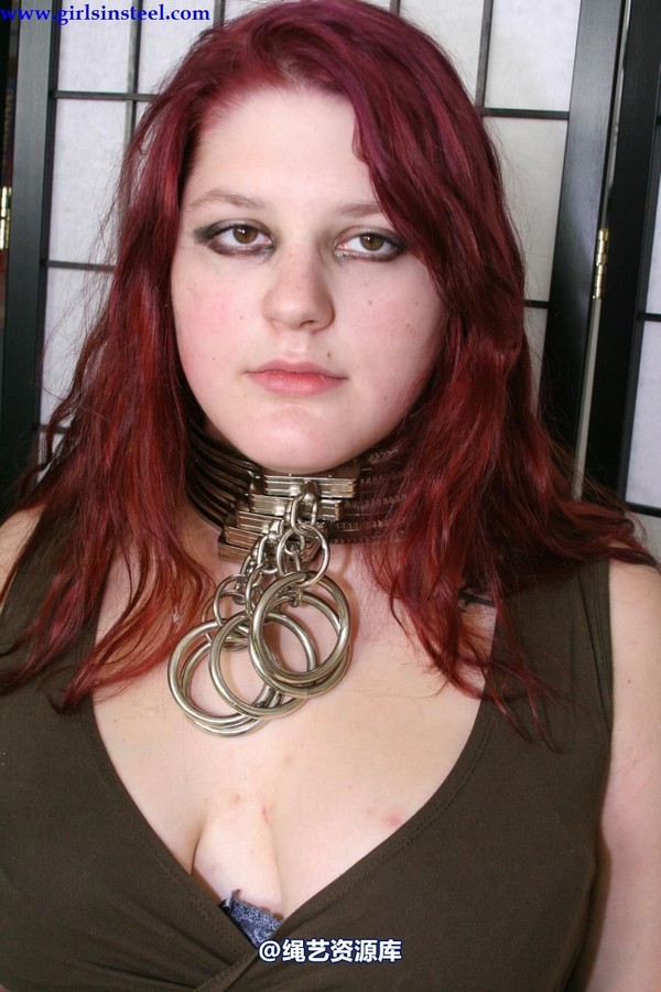 girlsinsteel - Dani and Vicky in 10 (!) neckcuffs 第 7 张图片
