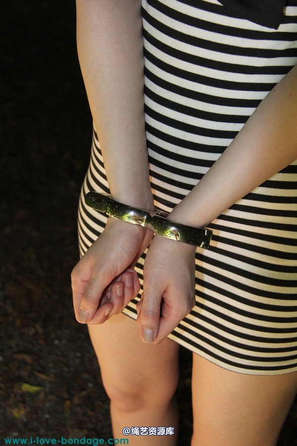 girlsinsteel - Handcuffed in the summer 第 17 张图片