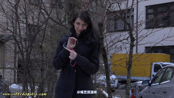 girlsinsteel - Cuffed at the parking area 第 2 张图片