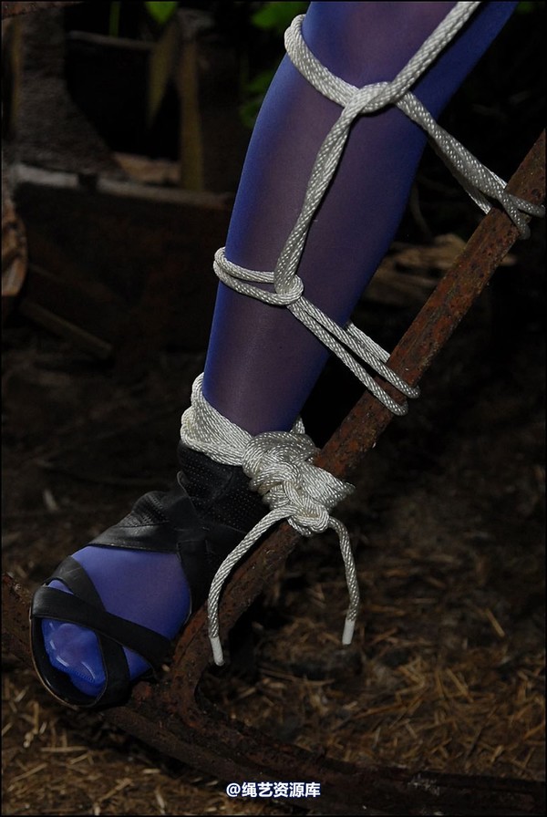simplytied - Blue tights on old barn 第 19 张图片