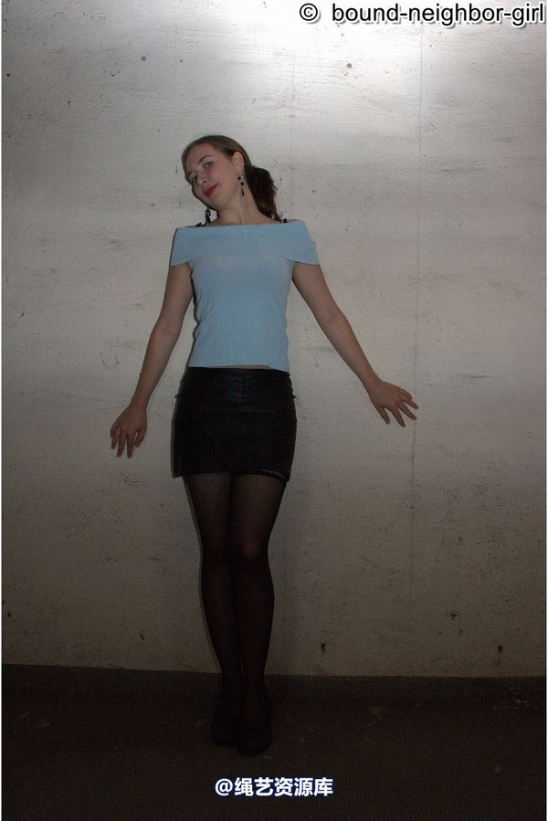bound-neighbor-girl - Leonie surprised in the attic 第 2 张图片