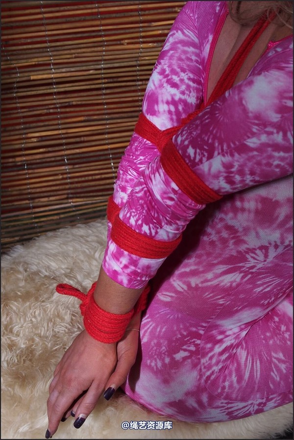 simplytied - Arriana elbow touch 第 43 张图片