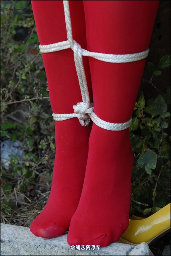 simplytied - Red tights in the Sun part 2 第 30 张图片
