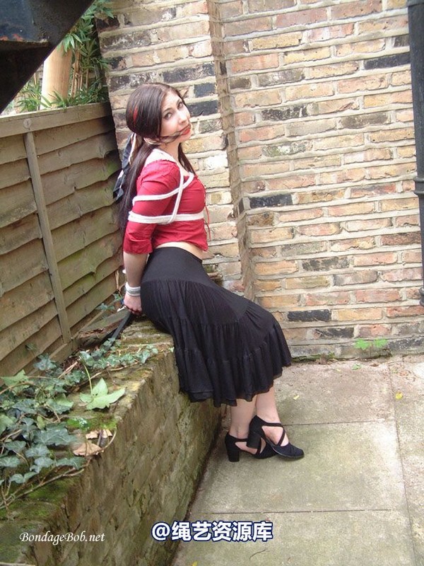 bondagebob - Lydia Tied Outdoors 第 18 张图片