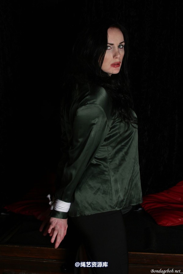 bondagebob - Morrigan Strung up in the dark 第 4 张图片