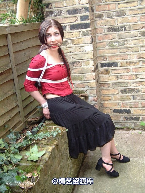 bondagebob - Lydia Tied Outdoors 第 28 张图片