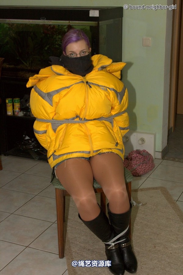 bound-neighbor-girl - Zora in winter jacket tied 2 第 14 张图片