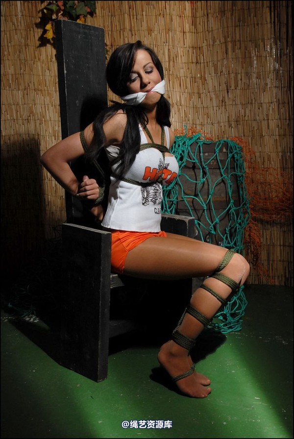 simplytied - Emma Hooters girl 第 35 张图片