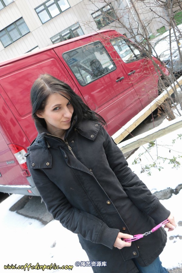 girlsinsteel - Cuffed at the parking area 第 23 张图片