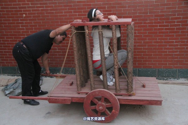 胜景山庄 - 202-模特体验囚车 第 3 张图片