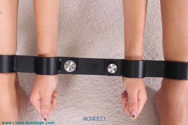 girlsinsteel - Heavy steel pillory 第 47 张图片
