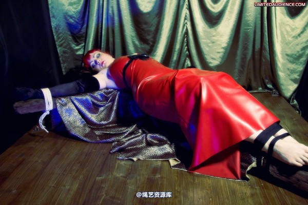 limitedaudience - 2009 raevan bound to a cross 第 3 张图片