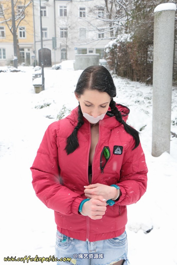 girlsinsteel - Cuffed in the snow 第 25 张图片