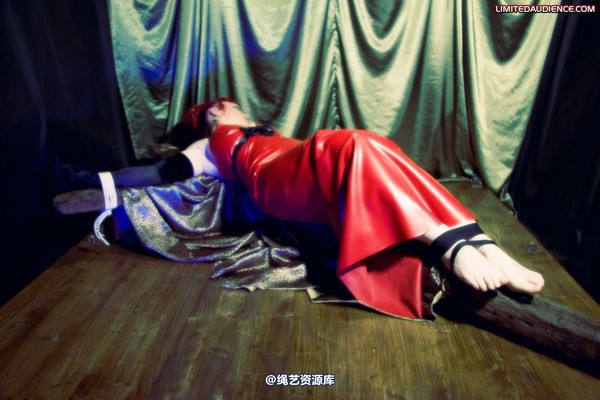 limitedaudience - 2009 raevan bound to a cross 第 7 张图片