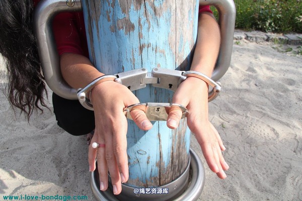 girlsinsteel - Cuffed at the playground 第 28 张图片