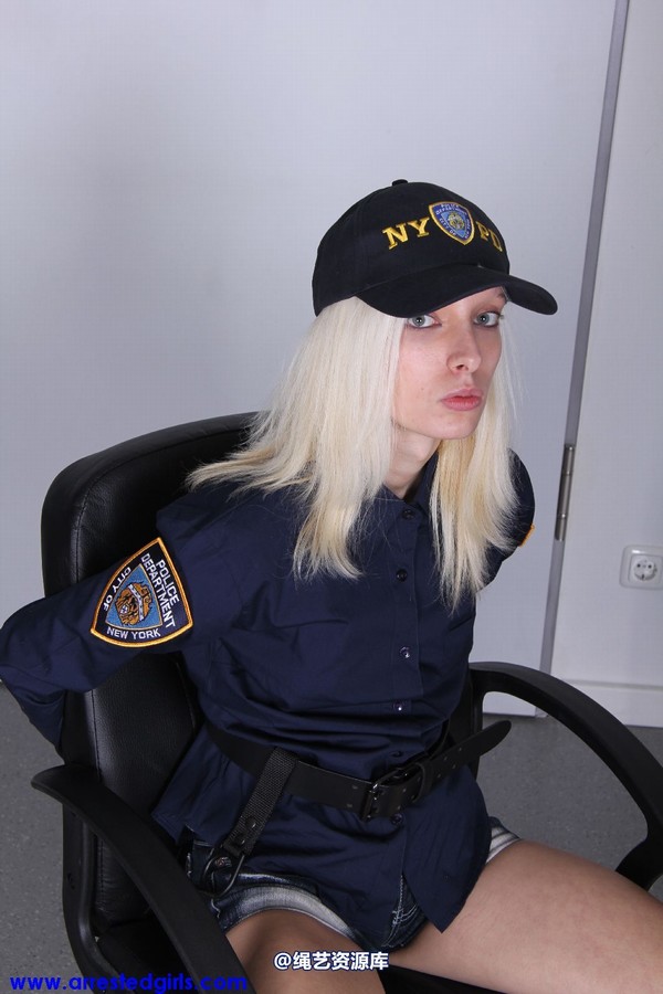 girlsinsteel - Police Officer in trouble 第 3 张图片