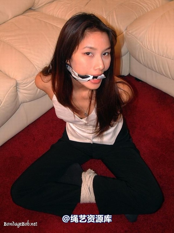 bondagebob - Kitti Crossed Legs 第 9 张图片
