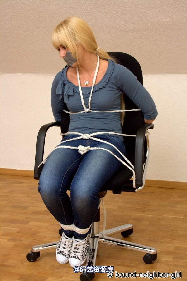 bound-neighbor-girl - Janine A - bondage games in the office 2 第 2 张图片