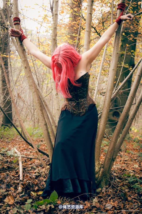 limitedaudience - 2014 elyssia hanging out in the woods 第 1 张图片