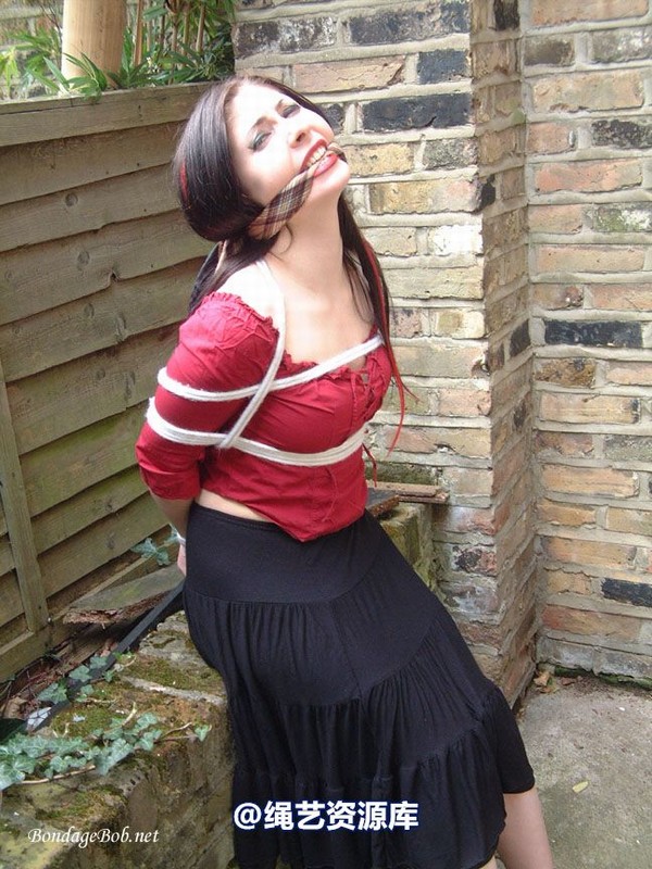 bondagebob - Lydia Tied Outdoors 第 15 张图片