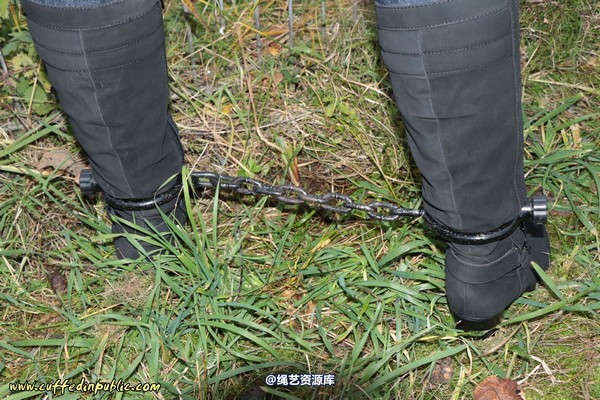 girlsinsteel - Public neckcuff 第 108 张图片