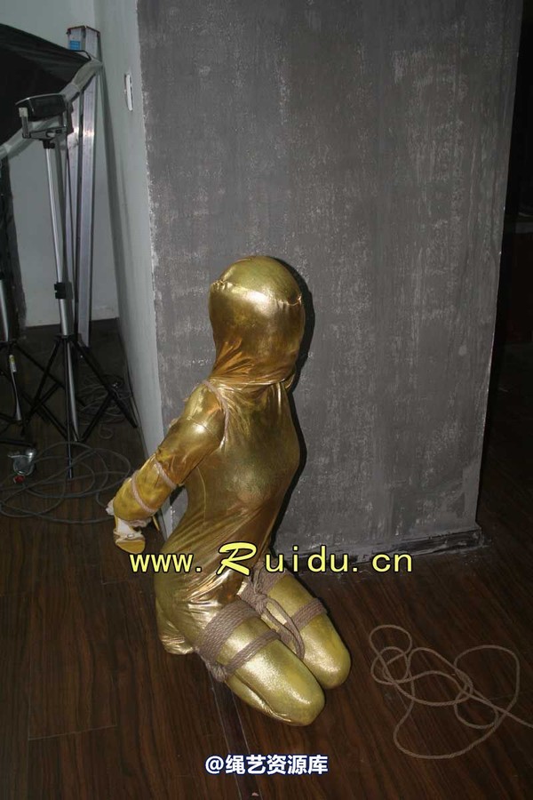 锐度主张 - 20070921第34期 影片胶衣紧缚悬吊图片 第 17 张图片