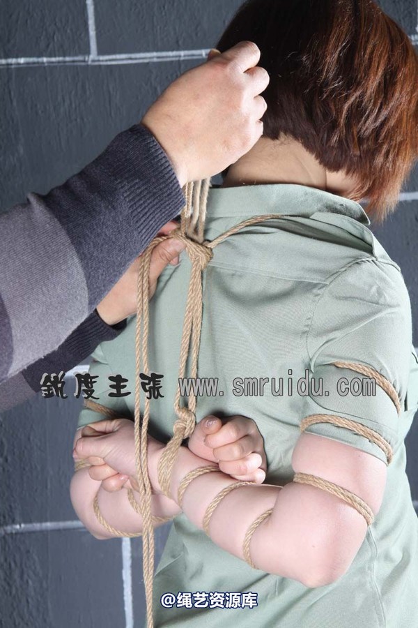 锐度主张 - 军服五花绑模特：瑶瑶 第 18 张图片