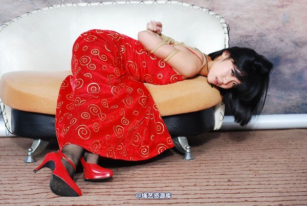 唯美之家 - 思欣红礼服 第 24 张图片