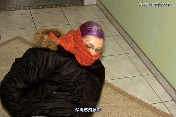 bound-neighbor-girl - Zora in winter jacket tied 1 第 10 张图片