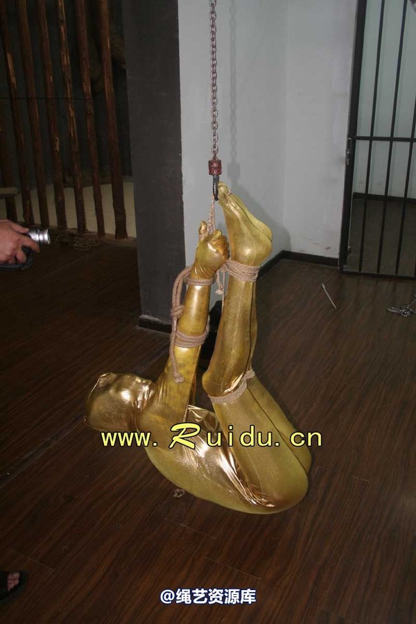 锐度主张 - 20070928第35期 影片胶衣紧缚悬吊图片 第 98 张图片