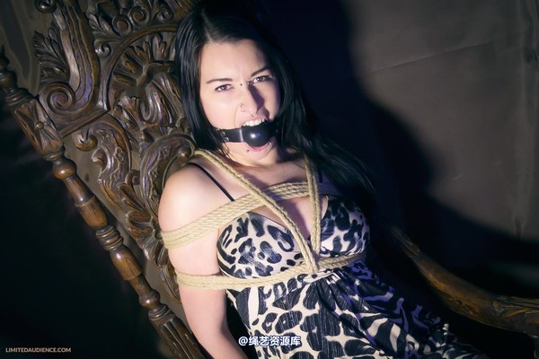 limitedaudience - 2013 stacey von tied on throne 第 24 张图片