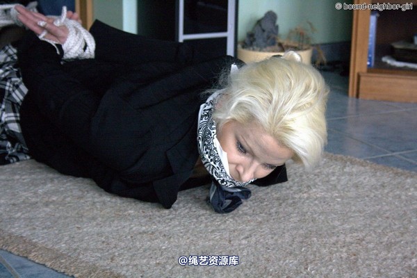 bound-neighbor-girl - Elena - robbery in the apartment 第 31 张图片