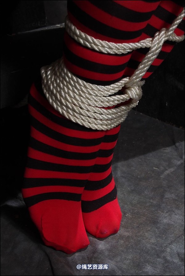 simplytied - Red and Black tights tied 第 22 张图片