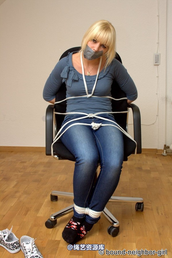 bound-neighbor-girl - Janine A - bondage games in the office 2 第 19 张图片