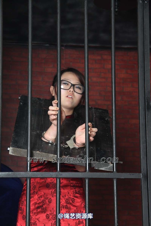 锐度主张 - 铁牢里带着木枷的红旗袍女人模特：青青 第 42 张图片