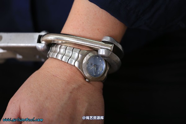 girlsinsteel - Police officer neckcuffed 第 43 张图片