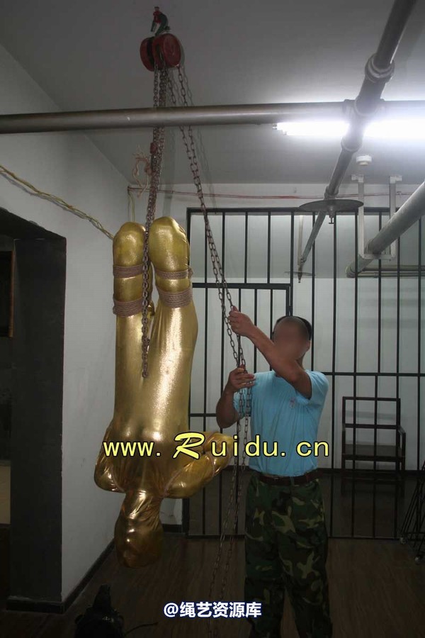 锐度主张 - 20070921第34期 影片胶衣紧缚悬吊图片 第 3 张图片