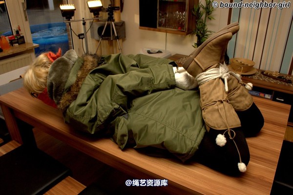 bound-neighbor-girl - Marenka - In winter jacket tied 1 第 44 张图片