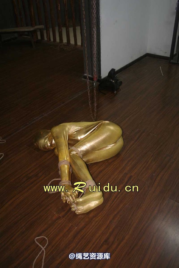 锐度主张 - 20070928第35期 影片胶衣紧缚悬吊图片 第 131 张图片