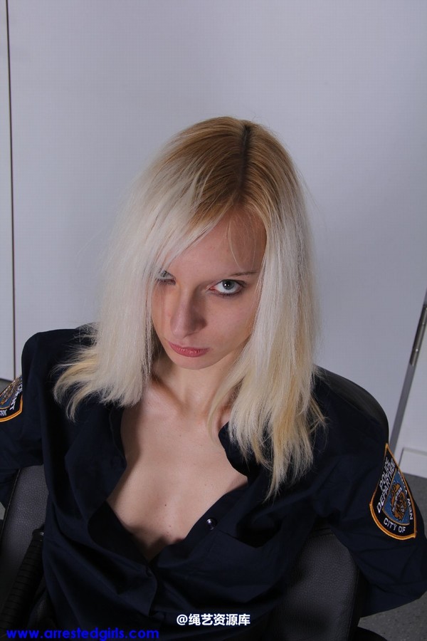 girlsinsteel - Police Officer in trouble 第 32 张图片