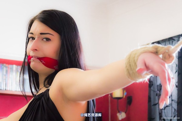 limitedaudience - 2014 stacey von stretched out in the lounge 2 第 3 张图片
