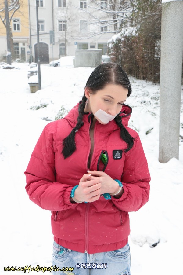 girlsinsteel - Cuffed in the snow 第 23 张图片
