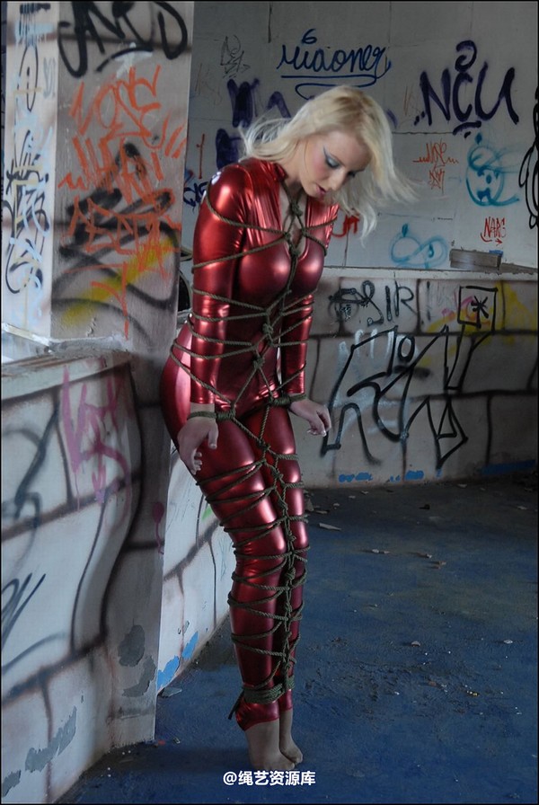 simplytied - Shiny Red on Spain 2 第 5 张图片