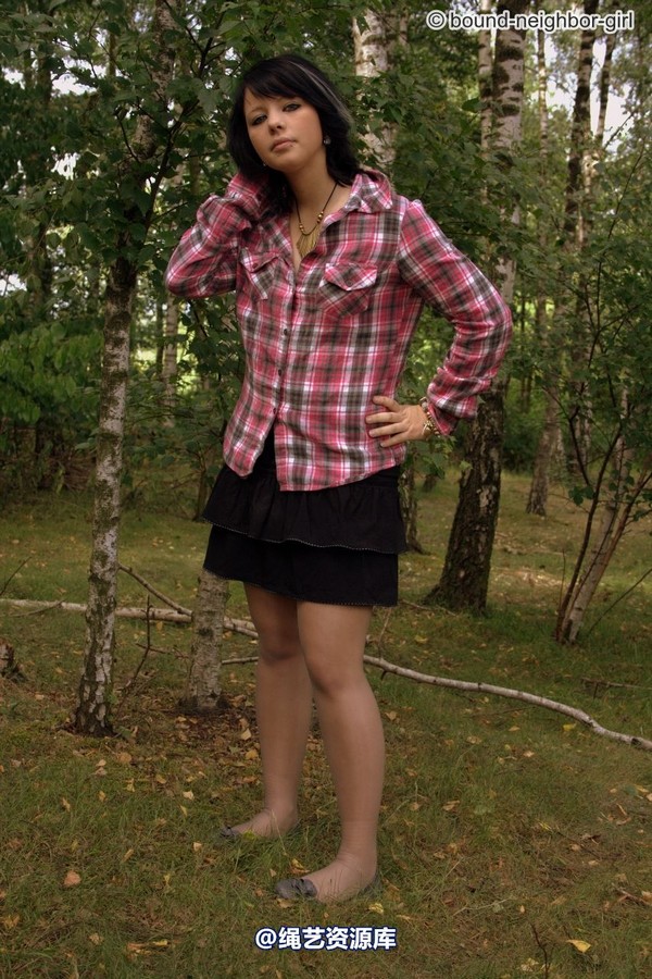 bound-neighbor-girl - Nadine - Adventure in the woods part 2 第 3 张图片