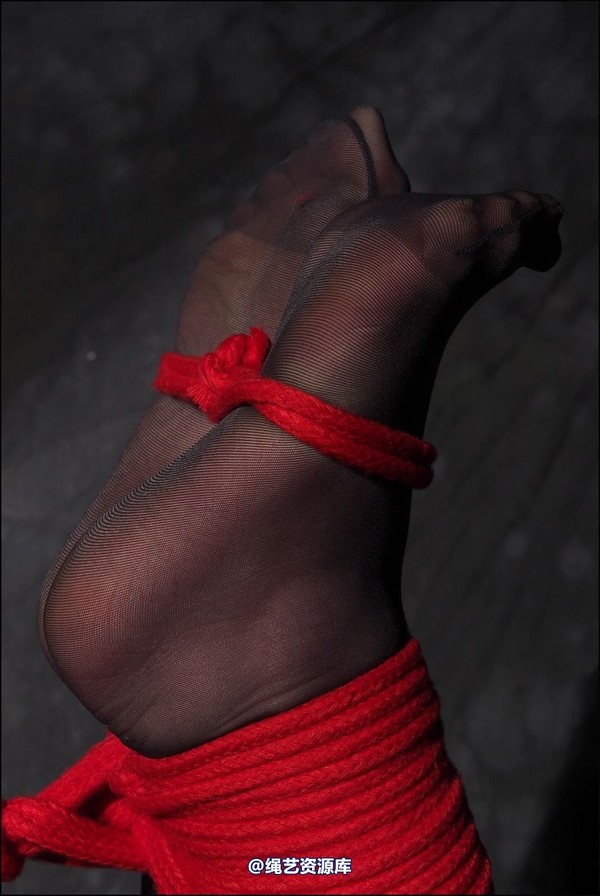 simplytied - Nikki gets hogtied 第 29 张图片